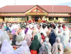 Polisi dan Masyarakat Gelar Sholat Idul Fitri dilapangan Mako Polres Tapanuli Tengah