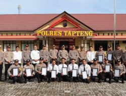 Kapolres Tapteng Beri Penghargaan Kepada Anggota Berprestasi dan Berdedikasi