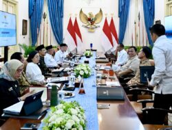 Presiden Prabowo Terima Laporan Menteri PANRB Perkembangan Penataan Kelembagaan dan Pemenuhan Guru Sekolah Rakyat