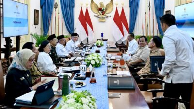 Presiden Prabowo Terima Laporan Menteri PANRB Perkembangan Penataan Kelembagaan dan Pemenuhan Guru Sekolah Rakyat