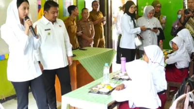 Wamendag Tinjau MBG di SDN Rawabadak