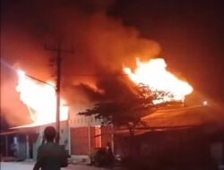 Tawuran!!!Kelompok Remaja Bentrok Dengan Warga Bak Perang Gangster