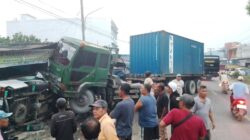 Kecelakaan Beruntun, Truk Tabrak Minibus dan Rumah Warga