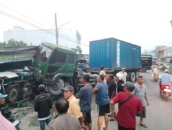 Kecelakaan Beruntun, Truk Tabrak Minibus dan Rumah Warga