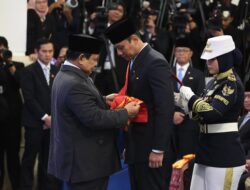 Presiden Prabowo Anugerahkan Bintang Mahaputra Kepada Menko Infrastruktur Agus Harimurti Yudhoyono