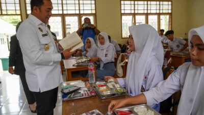 Kemenko Polkam-RI Tinjau Pelaksanaan MBG di SMAN 10 Ternate
