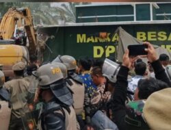 Markas Grib Sumut dan Marcopolo Dirobohkan, Massa Melempari Batu ke Pejabat dan Personel Tim Gabungan.