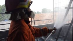 UPT Damkar Ciledug Kota Tangerang Padamkan Kebakaran Rumah