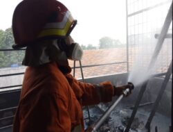 UPT Damkar Ciledug Kota Tangerang Padamkan Kebakaran Rumah