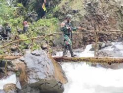 Ekspedisi Tapal Batas Di Ujung Timur NKRI : Satgas Yonif 753/AVT Koops Swasembada Tempuh Medan Ekstrem