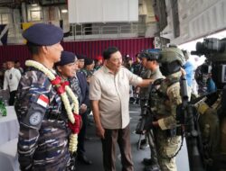 Menhan -RI di Dampingi Panglima TNI dan KSAL Sambut Kedatangan KRI Brawijaya-320 (KRI BWJ-320) di Dermaga JICT 
