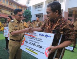 Walikota Tangerang Salurkan Bantuan Kepada Korban Pohon Tumbang