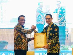 Menteri Hukum Serahkan Surat Pencatatan Ciptaan Buku Arif Havas Oegroseno