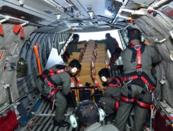 TNI AU Terjunkan Helibox Via Airdrop Bantu Warga Terdampak Bencana di Tapanuli Utara