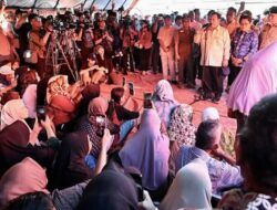 Ramai Warga Sambut Kunjungan Presiden di Posko Pengungsian Padang Pariaman
