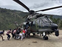 Tembus Medan Ekstrem, Helikopter TNI AU Mendarat di Aliran Sungai Distribusikan Bantuan Bencana