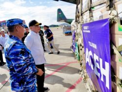 Menko Djamari Chaniago Apresiasi Kinerja Kru Pesawat Pengiriman Logistik Bencana