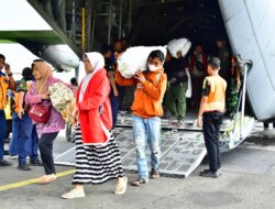 Pesawat C-130J TNI AU Evakuasi 100 Pengungsi Terdampak Bencana dari Aceh