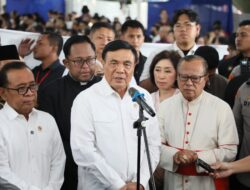 Kunjungi Gereja Katedral dan Immanuel, Menko Djamari Chaniago Sampaikan Pesan Presiden Untuk Umat Kristiani