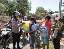 Polres Tapanuli Tengah Gencar Distribusikan Bansos Pasca Bencana Menggunakan Motor Trail
