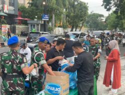 Pomdam XX/TIB Kota Padang Bagikan Takjil Kepada Masyarakat