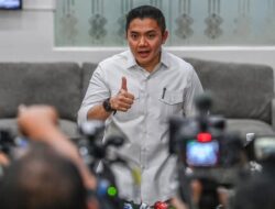 Seskab Teddy Bantah MBG Kurangi Program & Anggaran Pendidikan : Bahkan di Tambah