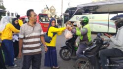 Didepan Kampus Unimed, ANARA Berbagi 200 Nasi Kotak Menjelang Berbuka Puasa