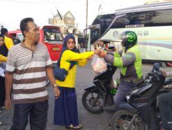 Didepan Kampus Unimed, ANARA Berbagi 200 Nasi Kotak Menjelang Berbuka Puasa