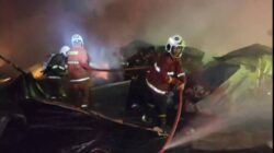 Kebakaran Lapak Barang Bekas, 8 Unit Damkar Kota Tangerang di Terjunkan