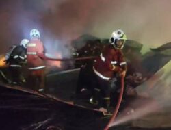 Kebakaran Lapak Barang Bekas, 8 Unit Damkar Kota Tangerang di Terjunkan