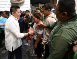 Seskab Teddy Salurkan 5.000 Bingkisan Dari Presiden Prabowo Subianto