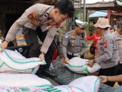 120 KK di Perumahan Pandan Asri Terima Bantuan Beras hingga Sarden dari Polri
