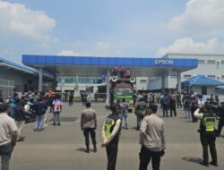 Aksi Massa FSPMI Unjuk Rasa di Depan Kantor PT Indonesia Epson Industry 
