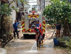 Banjir di 11 Kecamatan Surut, Petugas BPBD Kota Tangerang Bersihkan Lumpur