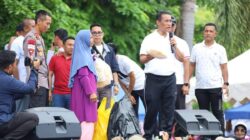 Mentan Amran Bantu Modal Rp.20 Juta untuk Pedagang Kerupuk di Bone