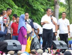 Mentan Amran Bantu Modal Rp.20 Juta untuk Pedagang Kerupuk di Bone