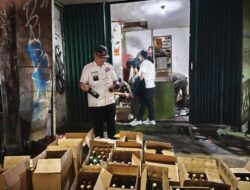 Petugas Trantib Kecamatan Karang Tengah Grebek Toko Jual Miras, 400 Botol Disita