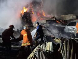 BPBD Kota Tangerang Berhasil Padamkan Api Tumpukan Limbah di Jatiuwung