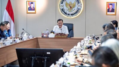 Luhut Binsar Panjaitan Terima Kunjungan OJK