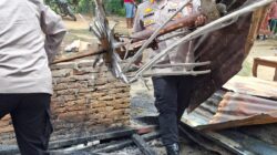 Kapolsek NA IX-X Bersama Jajaran Salurkan Bantuan dan Bersihkan Puing Rumah Korban Kebakaran