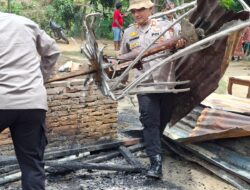 Kapolsek NA IX-X Bersama Jajaran Salurkan Bantuan dan Bersihkan Puing Rumah Korban Kebakaran