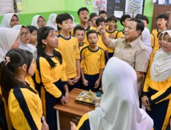 Presiden Prabowo Kunjungi SMPN 111 Jakbar, Pastikan Program MBG Lancar