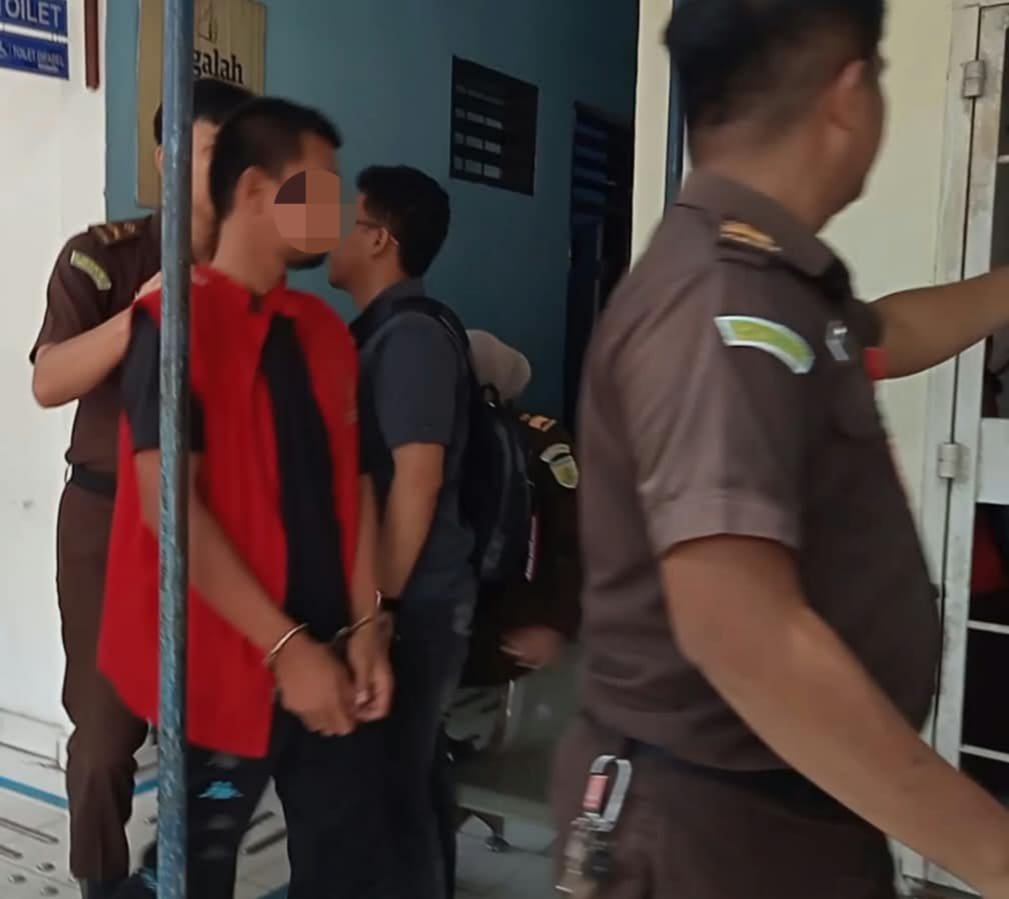 Terdakwa LS digiring petugas Kejaksaan usai sidang di Pengadilan Negeri Rantauprapat