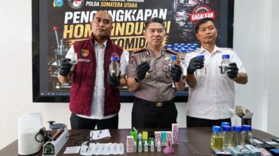 Dirresnarkoba Polda Sumut Kombes Pol Andy Arisandi bersama pejabat menunjukkan barang bukti hasil pengungkapan home industri vape mengandung etomidate di Mapolda Sumut, Rabu (5/8/2026). Foto: Humas Polda Sumut