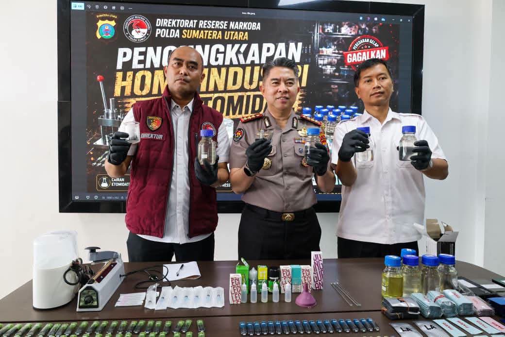 Dirresnarkoba Polda Sumut Kombes Pol Andy Arisandi bersama pejabat menunjukkan barang bukti hasil pengungkapan home industri vape mengandung etomidate di Mapolda Sumut, Rabu (5/8/2026). Foto: Humas Polda Sumut