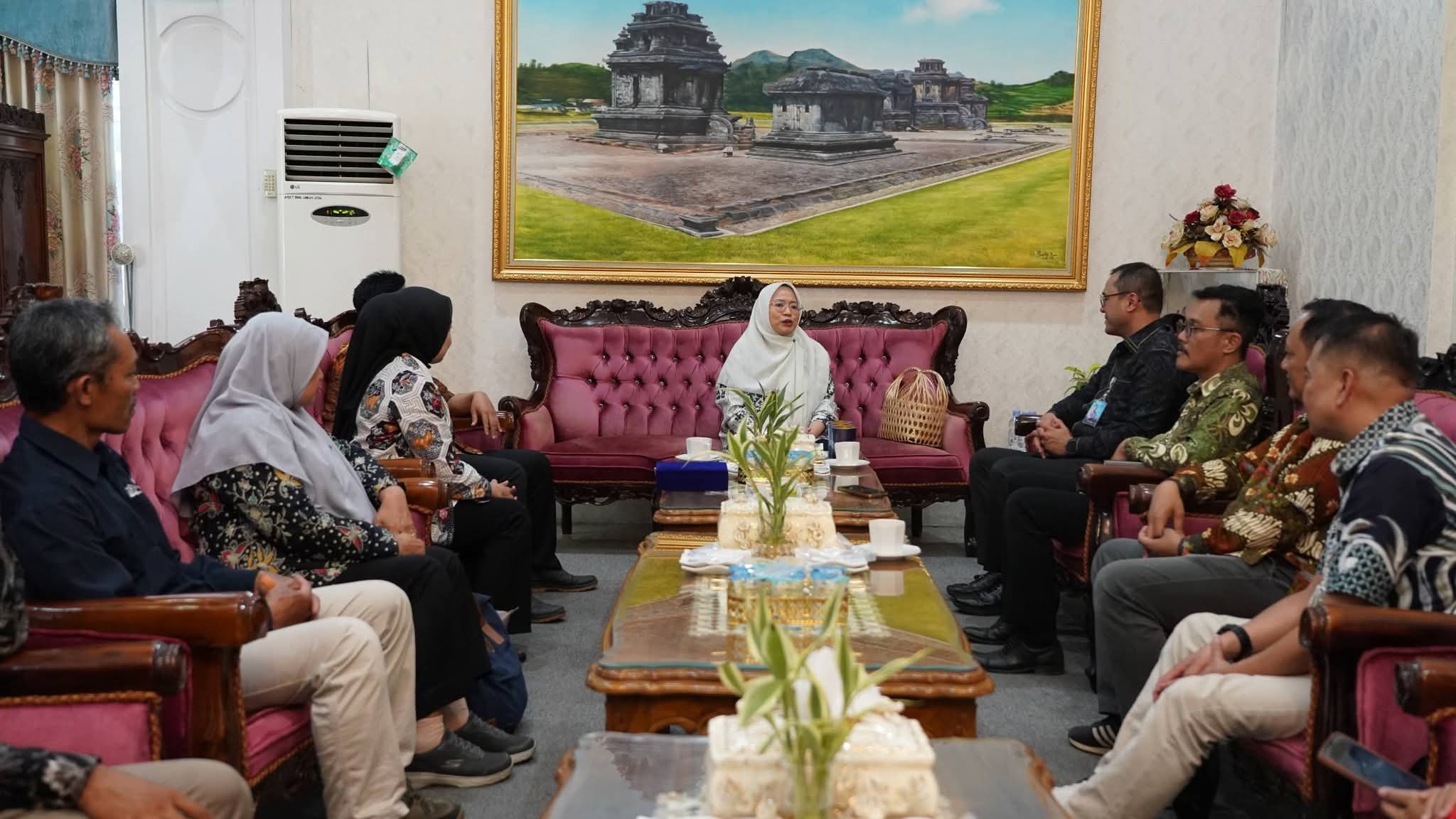 DJKI serahkan bukti permohonan IG Batik Gumelem ke Bupati Banjarnegara Amalia Desiana