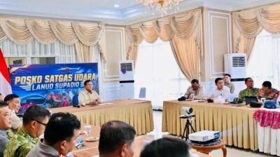 Kepala Negara langsung menggelar rapat terbatas bersama jajaran menteri, pimpinan lembaga, dan pemerintah daerah untuk membahas penanganan kebakaran hutan dan lahan.