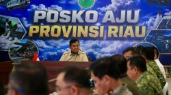 Presiden Prabowo Subianto Pimpin Rapat Penanganan Karhutla di Posko Aju Riau