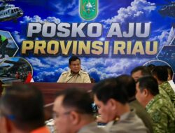 Presiden Prabowo Subianto Pimpin Rapat Penanganan Karhutla di Posko Aju Riau