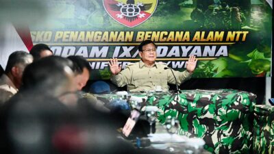 Presiden RI Prabowo Subianto memimpin langsung rapat penanganan gempa bumi dan percepatan pemulihan wilayah terdampak di Posko Penanganan Gempa Bumi Yonif TP 834/WM, Kabupaten Nagekeo, Nusantara Tenggaran Timur. (dok. Humas Setkab-RI).